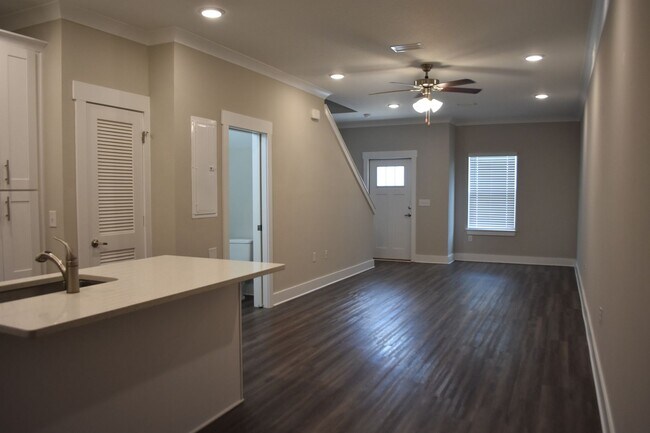 Building Photo - Available June 1 Three Bedroom Townhouse a...