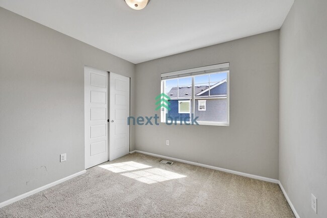Building Photo - 4 BED & 2.5 BATH FOR RENT