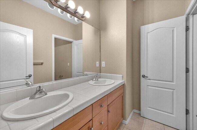 Building Photo - Spacious 4 Bedroom Home in North Clovis Gated Community