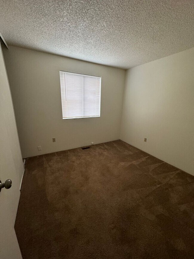 Building Photo - 4988 Ivor Dr