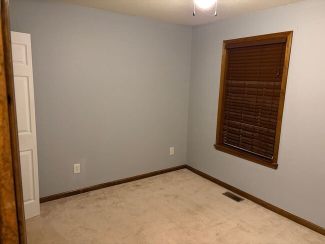 Building Photo - 3BR/2BA Home in Oak Subdivision Featuring a Large Backyard