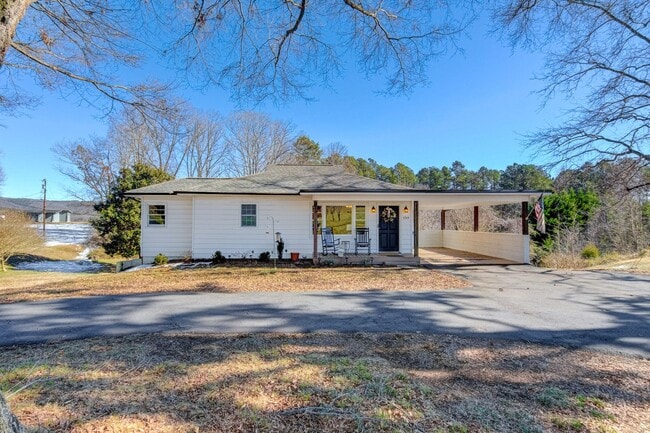 Building Photo - Fully Furnished Modern 3 bedroom Home!