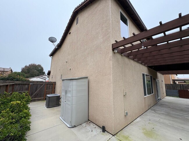Building Photo - Two story home in NW Visalia Rent Ready!