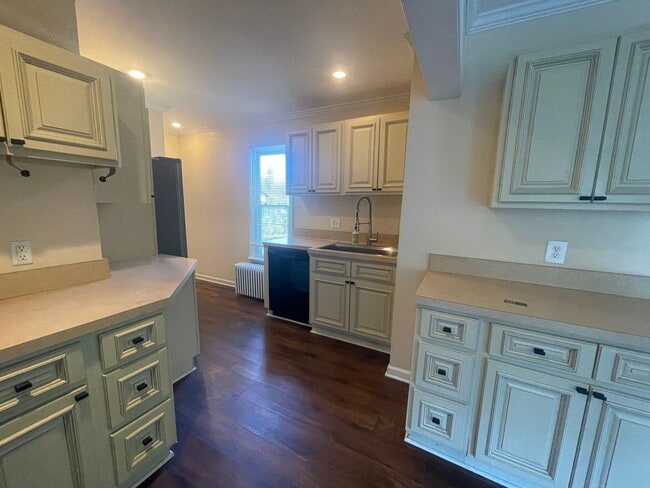 Building Photo - Updated 3bed / 3bath farmhouse.  Nice Location.