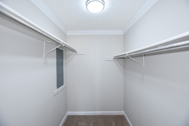 Building Photo - Charming Condo with community pool