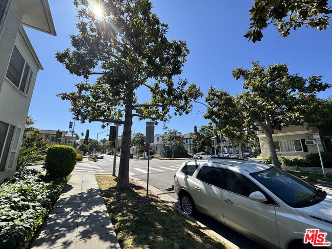 Building Photo - 300 S Doheny Dr