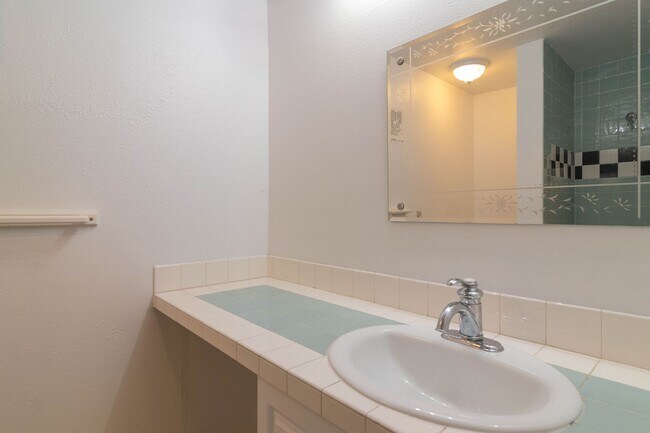 Building Photo - 4 Bed 3 Bath North Side Home nearly 2400 s...