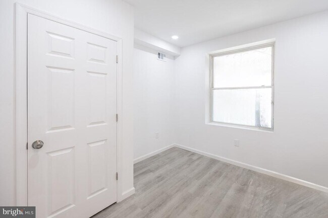 Building Photo - 948 Belmont Ave