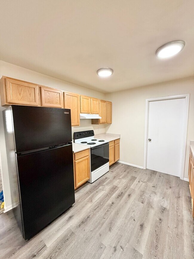 Building Photo - 632 E Clarion Dr