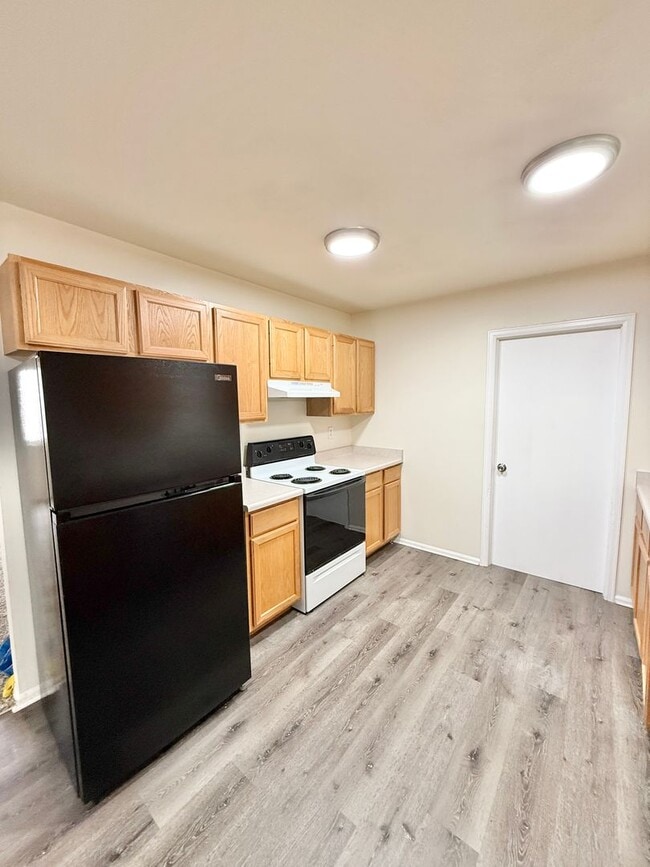 Building Photo - 636 E Clarion Dr