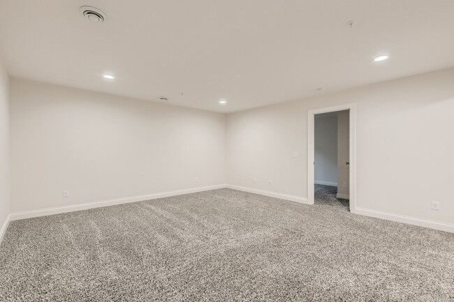 Building Photo - Spacious 4 Bedroom 4 Bath Townhome