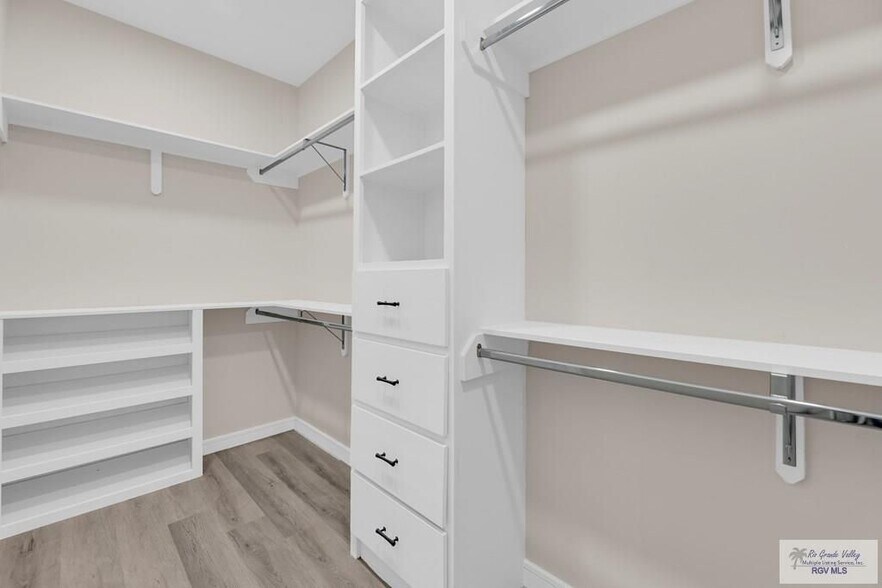 Building Photo - 3330 Calle Bolivia