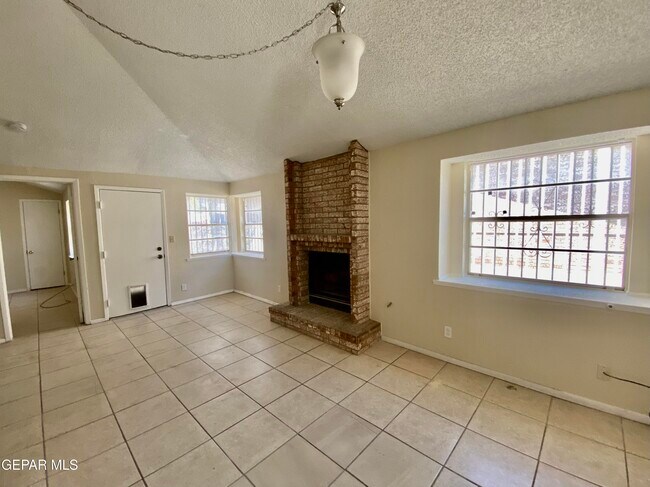 Building Photo - 823 Montera Rd