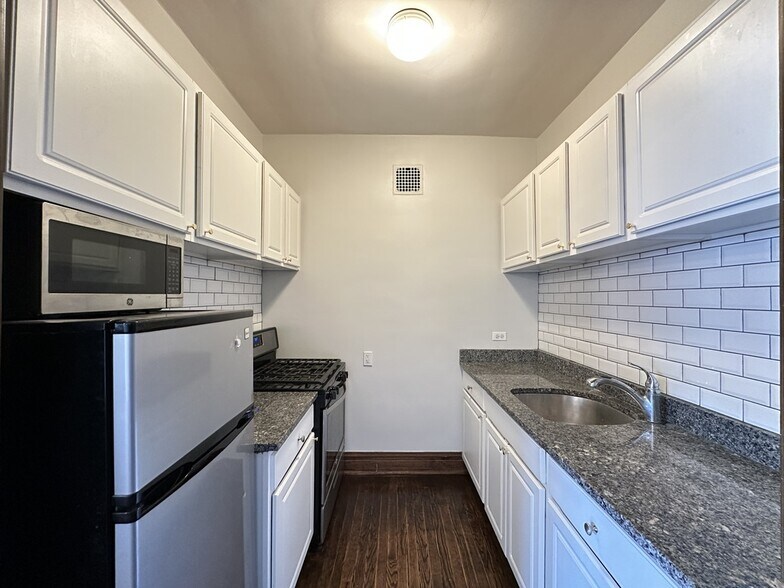 Building Photo - 1367 E 53rd St