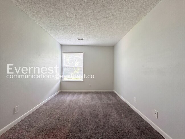 Building Photo - 2 bed/1 bath Spacious Condo with Modern Amenities
