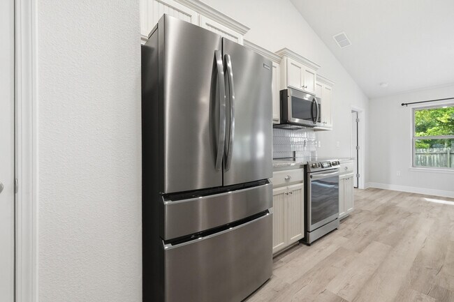 Building Photo - 5810 Crestlake Dr