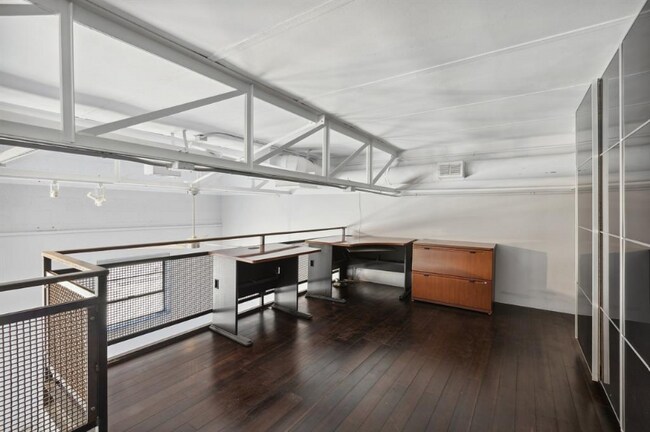 Building Photo - 215 N Walton St