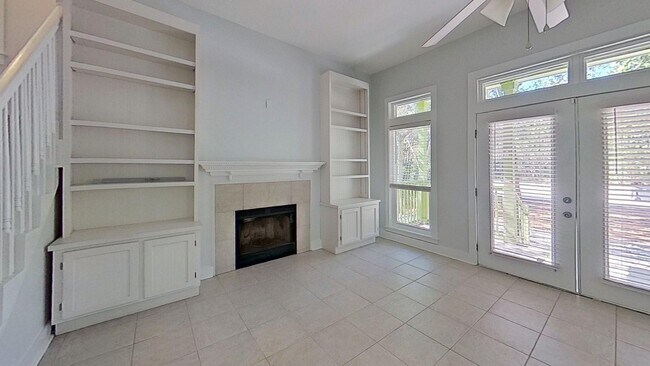 Building Photo - 3 Bdrm Home with 3rd floor loft in Pt Washington