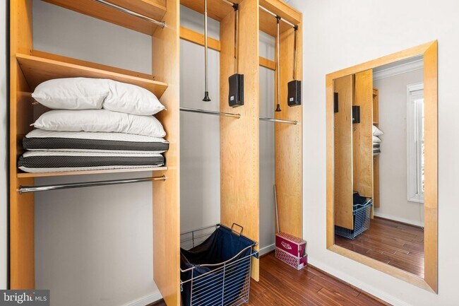 Building Photo - 211 W Hill St