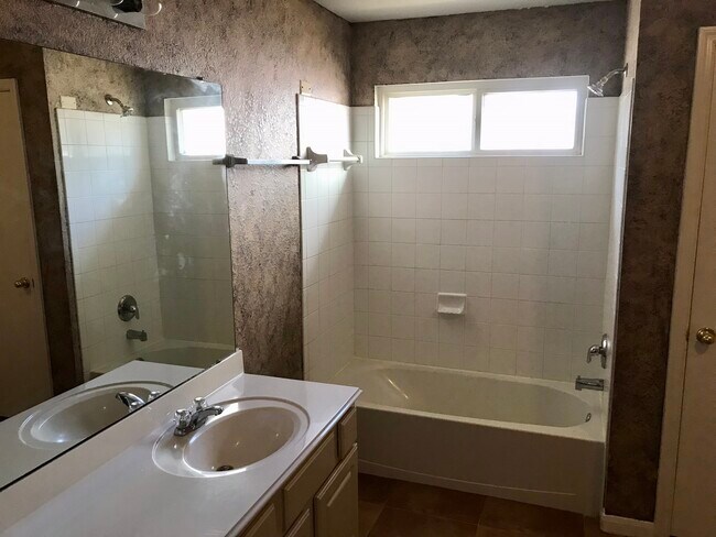 Building Photo - 13003 Bramford Pointe Ln