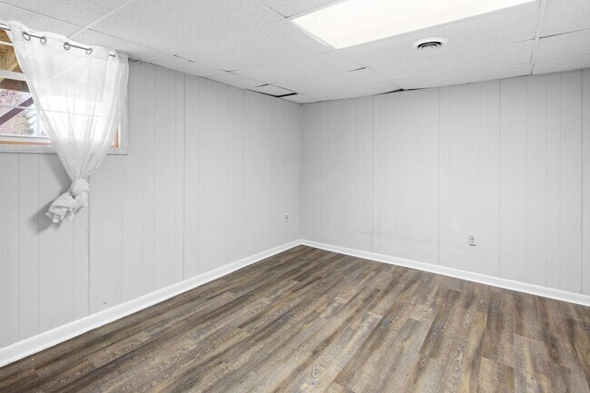 Building Photo - Spacious Ranch Home