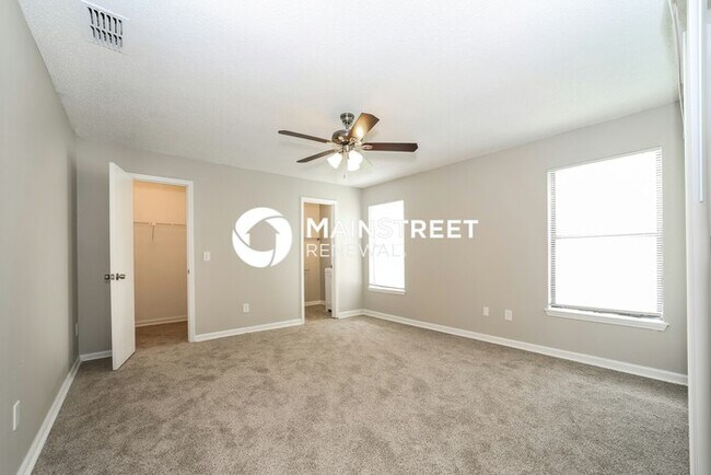 Building Photo - 4 Bedroom Pet-Friendly Home in JACKSONVILLE, FL with Main Street Renewal