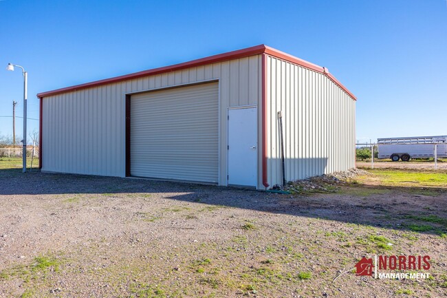 Building Photo - HORSE Property!! You Have Found a Gem