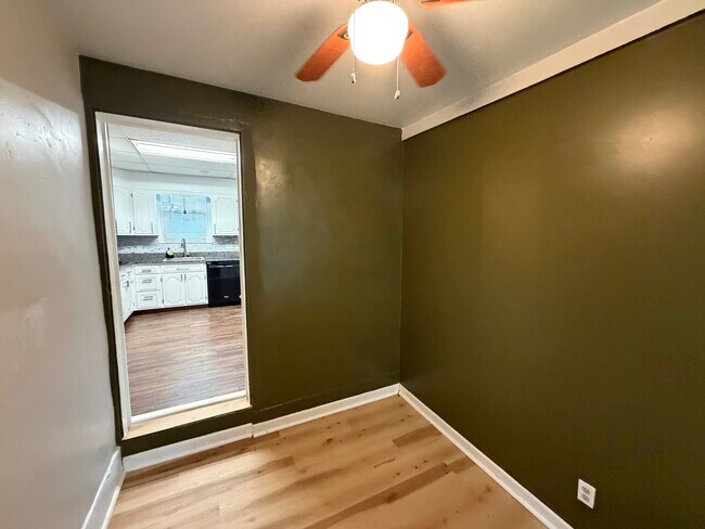 Building Photo - 402 Douglass St