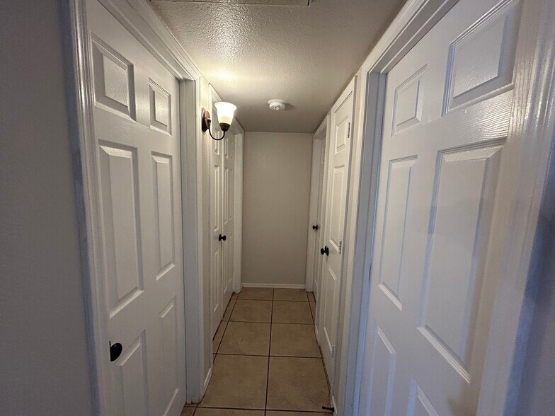 Building Photo - 6150 W Mauna Loa Ln