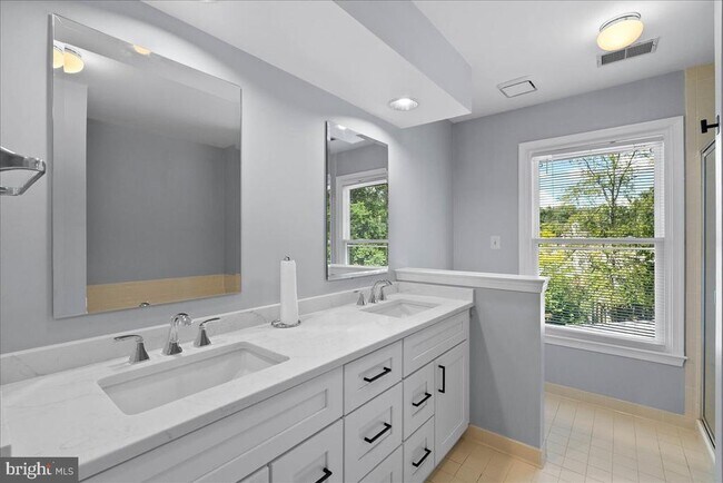 Building Photo - 8608 Oak Brook Ln