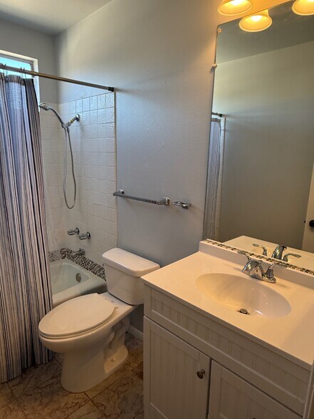 Building Photo - 13623 Valerio St