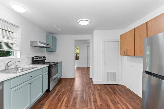 Building Photo - 204 Lessin Ln