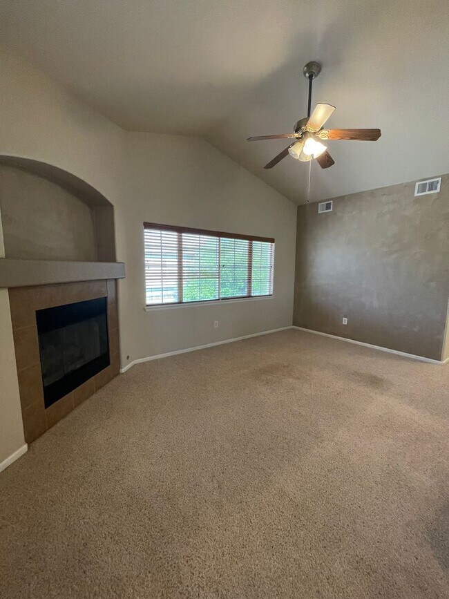 Building Photo - 2 bed/1 bath Townhome with Garage, Pool, Clubhouse