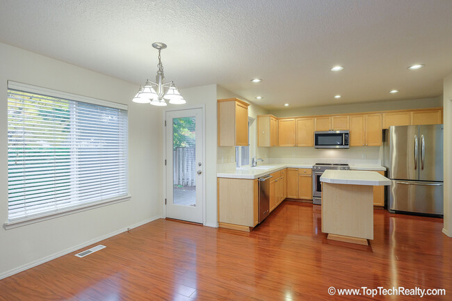 Building Photo - Beautiful 4 Bedrm* 2.5 Bath* Single Family...