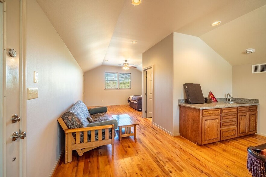Building Photo - 103 Rolling Hills Dr