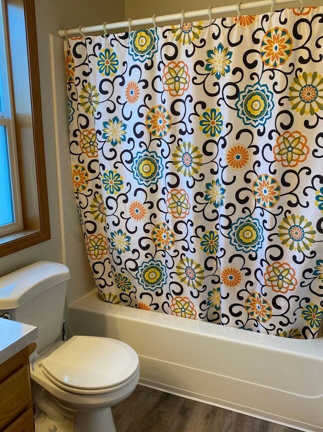 Building Photo - Spacious & Updated 4 Bedroom 2.5 Bath In H...