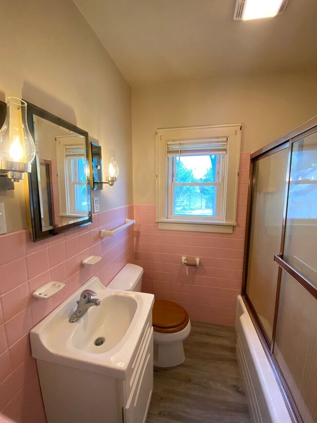 Building Photo - 2 Bedroom, 1 Bath Home  & Garage Available in Peoria IL!