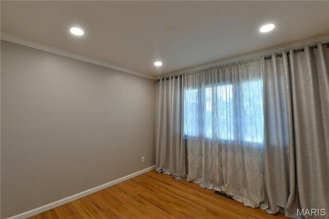 Building Photo - 965 Orchard Lakes Dr