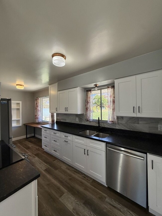 Building Photo - Cute, Comfy & Convenient — 4-Bedroom Ogden...
