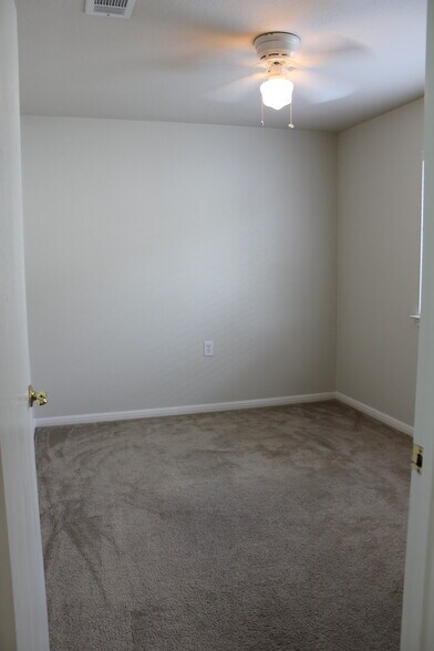Second bedroom - 5605 Bentsen Ln