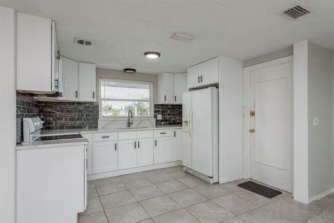 Building Photo - 10521 Oak Hill Dr