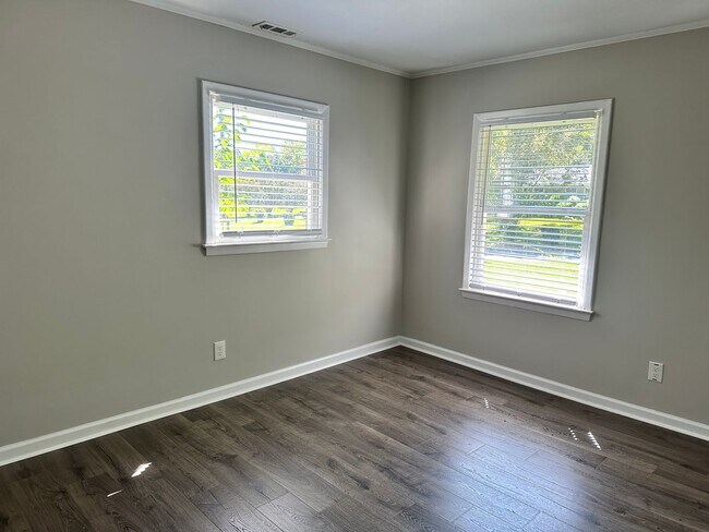 Building Photo - Charming 3 Bed 1 Bath minutes from Downtow...