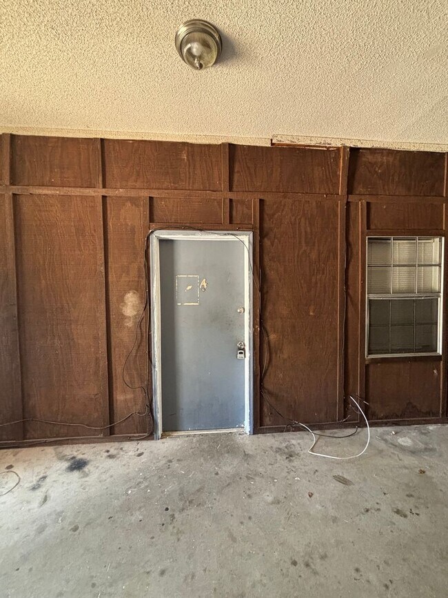 Building Photo - 929 Live Oak Dr