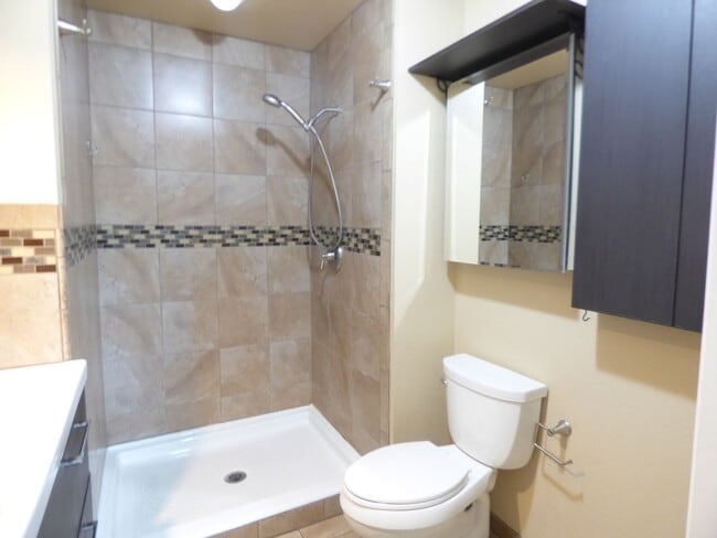 Building Photo - 5 Bd 3 Ba Home in Sandy