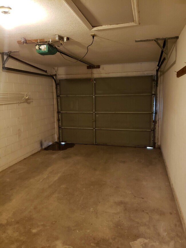 Building Photo - 3 Bed, 2 Bath, 1 Car garage.