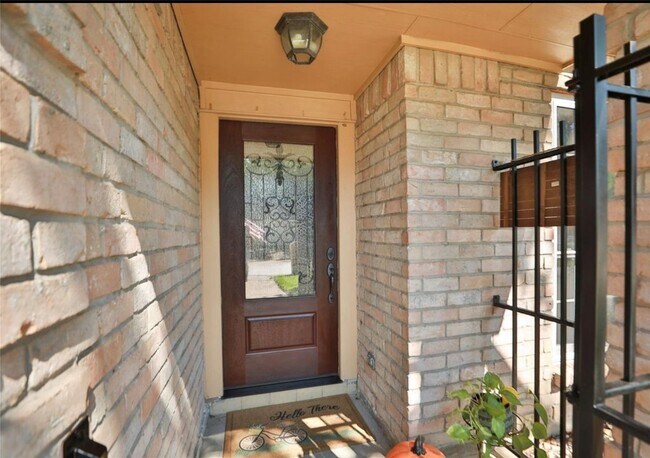 Building Photo - 2206 Hickory Lawn Dr