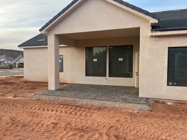 Building Photo - Awesome single story with 4 beds 4 baths and RV garage.