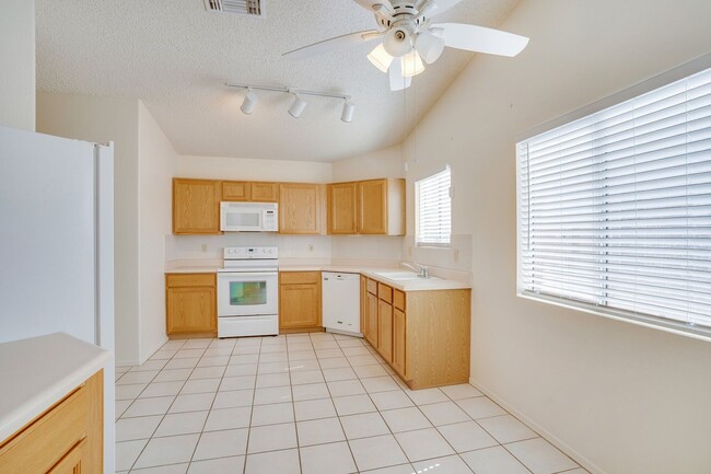 Building Photo - Beautiful, Clean 3Bdrm, 2ba home on East s...