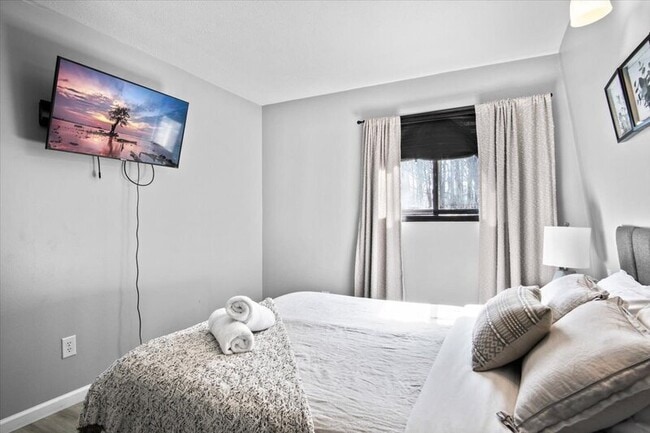 Building Photo - 1150 Country Club Dr