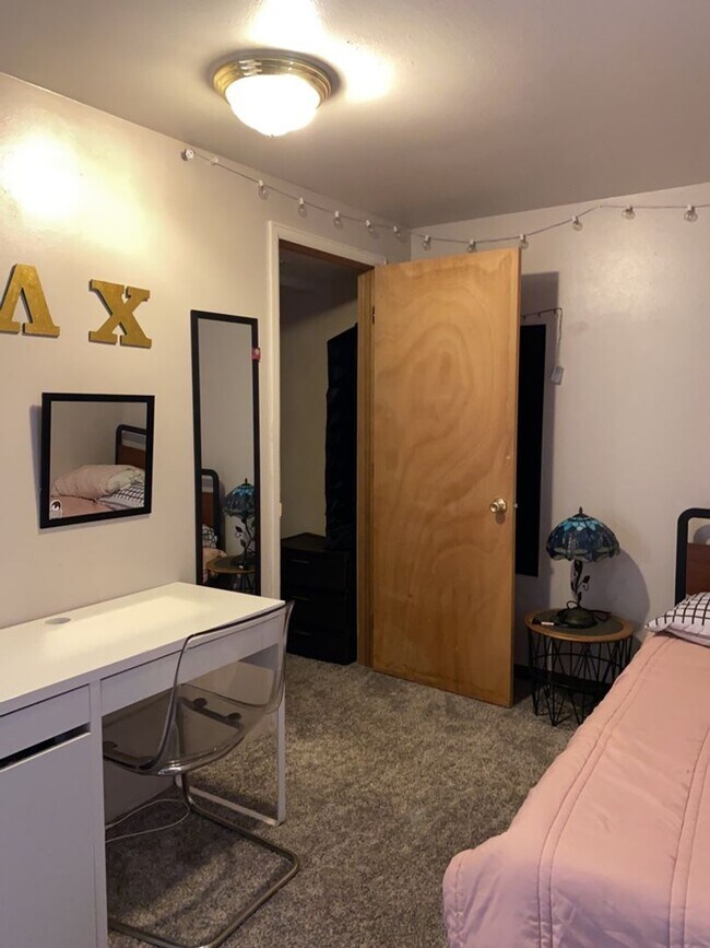 Building Photo - STUDENTS WELCOME! Sprawling 6 Bed / 3 Bath Home Near College and Drake